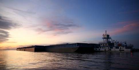 Uma balsa de soja na parte baixa do Rio Tapajós. A aprovação de três propostas de lei no Congresso Nacional autorizaria a construção de dezenas de represas e três hidrovias industriais, praticamente sem fiscalização ambiental, em três extensos rios