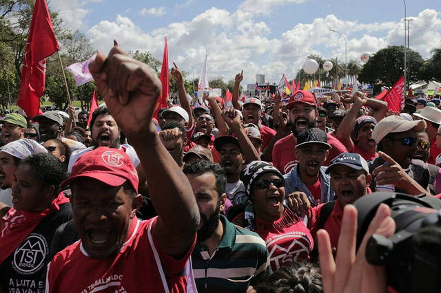 Os manifestantes que agora descansam e voltam para casa demonstraram o tamanho da ousadia e coragem de enfrentar um governo ilegítimo. / Mídia Ninja