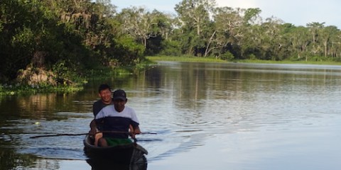 The Shipibo-Conibo in their fishing grounds. CIFOR/Alex Talaverano)