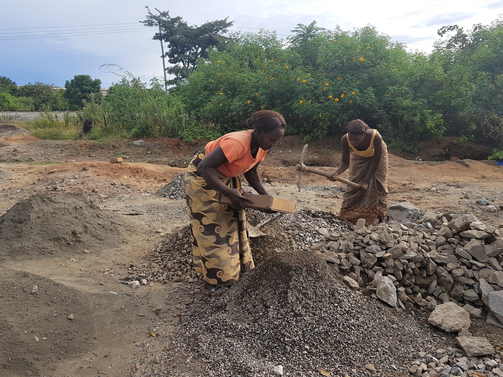 Women crushing stone. Photo by EITI (CC-BY-2.0 license)