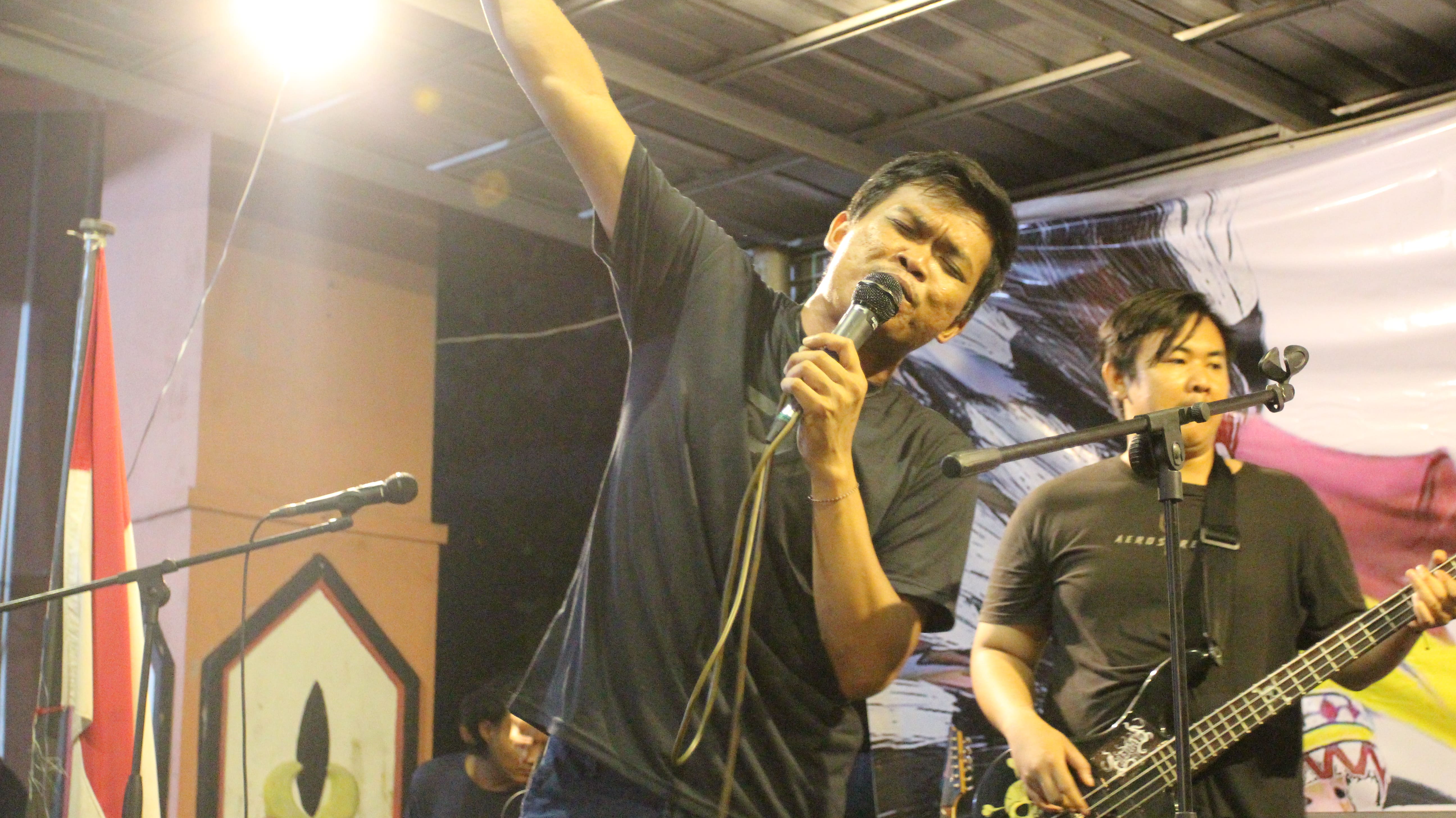 Kesiadi, lead singer of Tajahan band performing for the 2024 International Day for the World's Indigenous Peoples. Credit: Jahrul Husin.