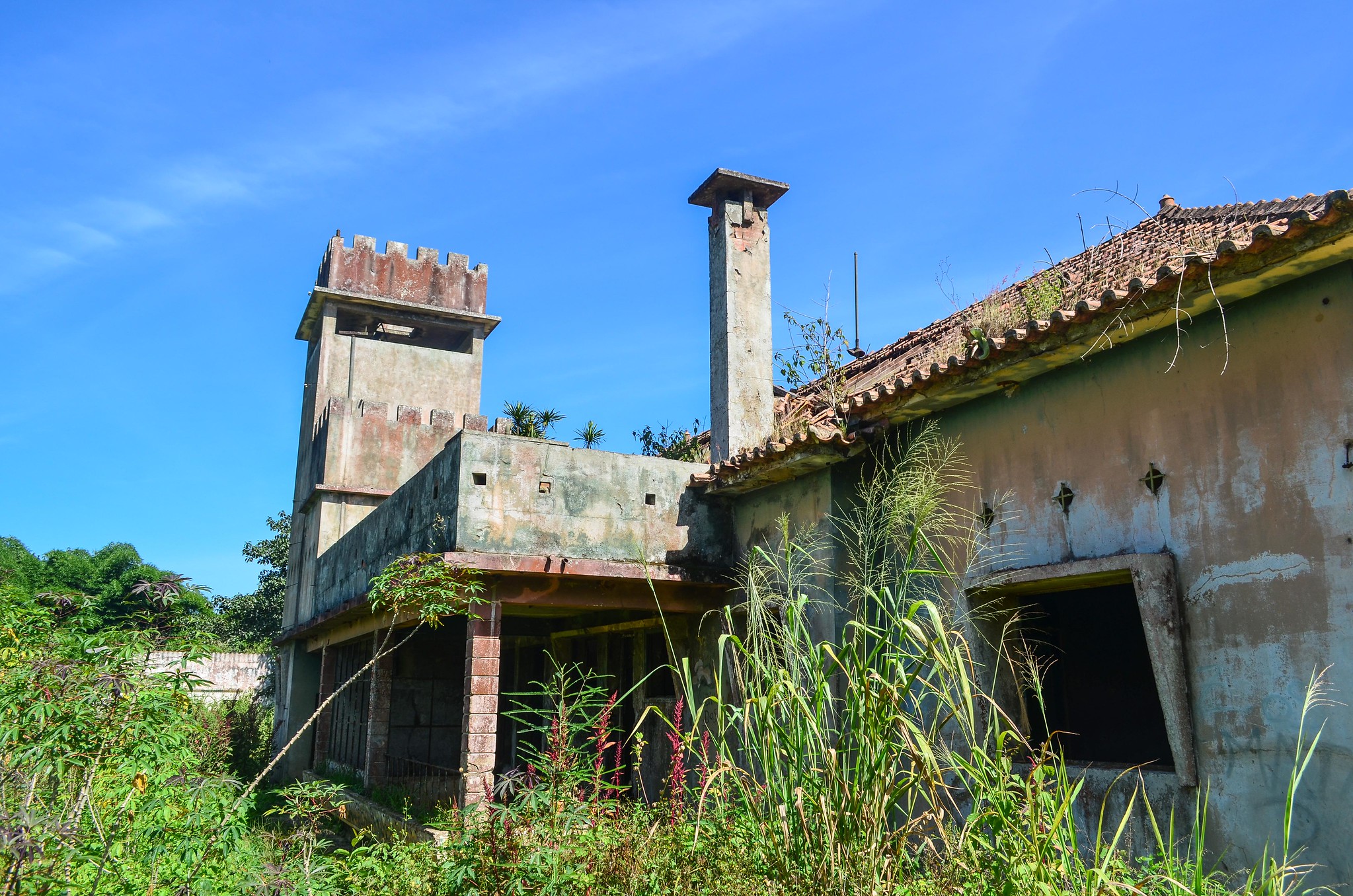 Abandoned settler estate. Picture by JBDodane via Flickr (CC-BY-NC-ND 2.0 license)