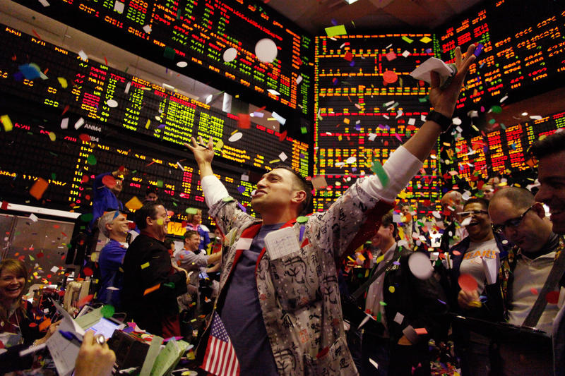 Photo: Dans le pit des options blé, des traders de CME Group célèbrent la cloche de clôture de l'année. 31 décembre 2009, Chicago. UPI/Brian Kersey/Alamy