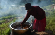 Préparation de l'huile de palme au Kenya.