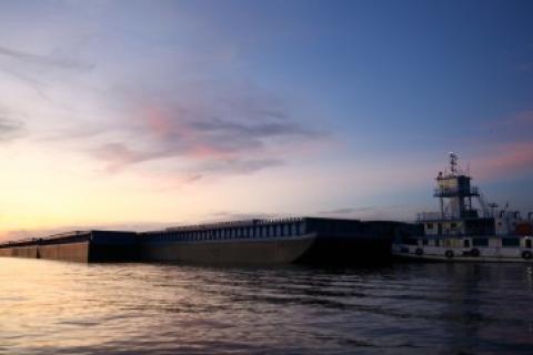 Uma balsa de soja na parte baixa do Rio Tapajós. A aprovação de três propostas de lei no Congresso Nacional autorizaria a construção de dezenas de represas e três hidrovias industriais, praticamente sem fiscalização ambiental, em três extensos rios