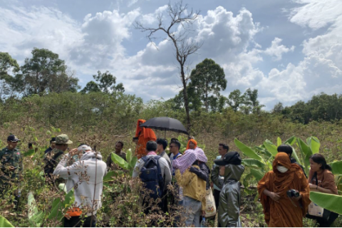 Koh Kong officials check zoning with the activist group Khmer Thavarak