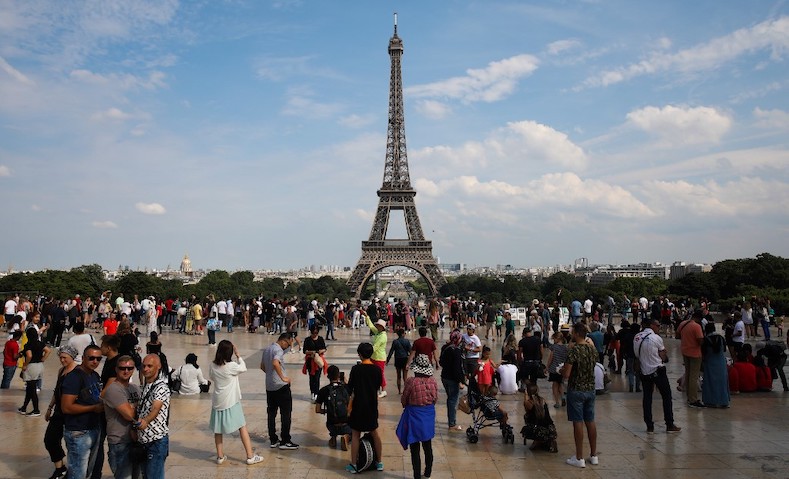 ville-foule-marianne-globe