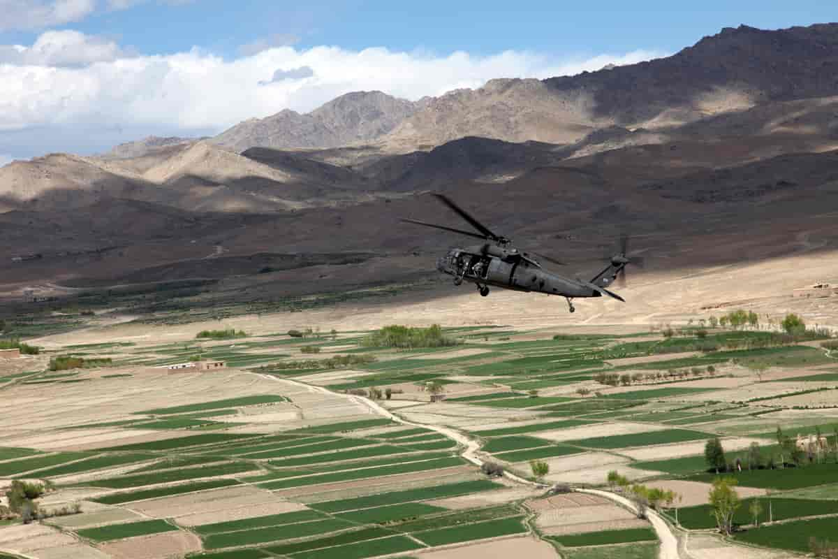 Amerikansk militærfly over Joghatoe Av The U.S. Army.