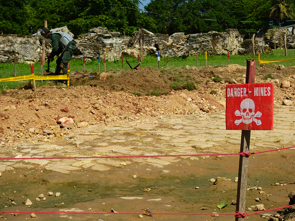 Mines at Jaffna Fort, photo by Rehman Abubakr, Creative Commons Attribution-Share Alike 4.0 International license